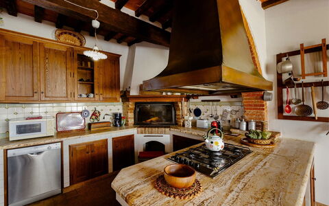 Villa Scianellone: Countertop, Cabinetry, Ejendom, Møbel, Køkken, Køkken Apparat, Komfur, Træ, Belysning, Indretning