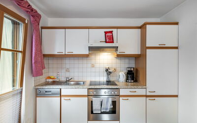Kitzsteinhorn 200.2: Cabinetry, Countertop, Ejendom, Vindue, Håndvask, Husholdningsapparat, Køkkenvask, Køkken, Komfur, Køkken Apparat