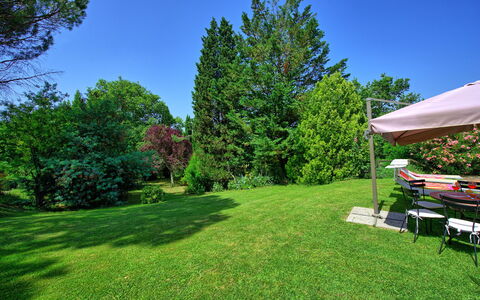 Villa Campogialli: Grøn, Lawn, Ejendom, Græs, Træ, Gård, Naturlige Landskab, Have, Ejendom, Hus