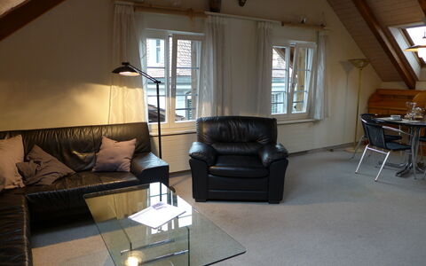 Altstadt Loft: Couch, Møbel, Vindue, Bygning, Bord, Træ, Skygge, Komfort, Studio Couch, Indretning