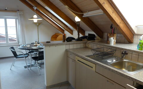Altstadt Loft: Køkkenvask, Cabinetry, Countertop, Møbel, Håndvask, Vindue, Tap, Bygning, Komfur, Sanitærarmatur