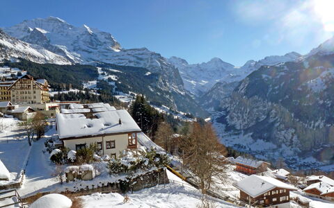 Chäs Gruebi Apt.s: Himmel, Bjerg, Sne, Sky, Bygning, Hældning, Highland, Hus, Vindue, Fryser