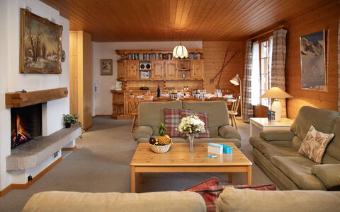 Chäs Gruebi Apt.s: Møbel, Indretning, Couch, Gulvbelægning, Loft, Træ, Stue, Etage, Værelse, Bord