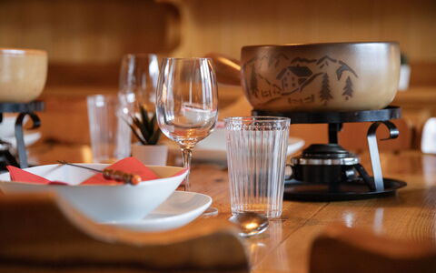 Chäs Gruebi Apt.s: Bordservice, Serveware, Møbel, Bord, Drinkware, Tallerkner, Mad, Plade, Porcelæn