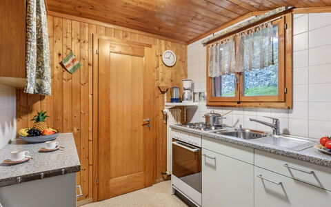 Eigersonne: Cabinetry, Køkkenvask, Ejendom, Håndvask, Countertop, Tap, Vindue, Sanitærarmatur, Træ, Dør