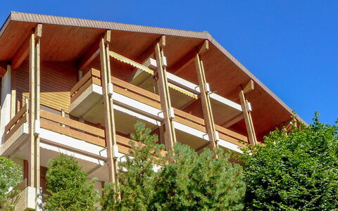 Krokus Apt.t: Himmel, Plante, Bygning, Skygge, Træ, Facade, Sidespor, Sommerhus, Hus, Fritid