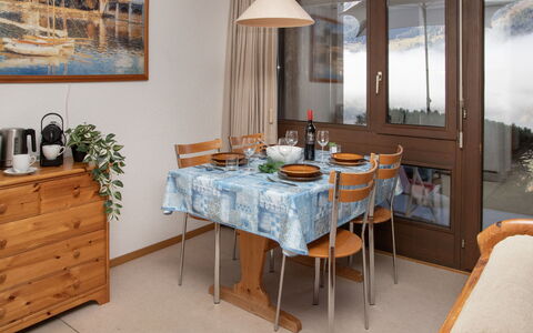 Primula Apt. B: Møbel, Indretning, Gulvbelægning, Træ, Etage, Stol, Bord, Loft, Værelse, Spisestue