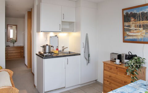 Primula Apt. B: Møbel, Indretning, Træ, Gulvbelægning, Køkken, Etage, Håndvask, Countertop, Værelse, Loft