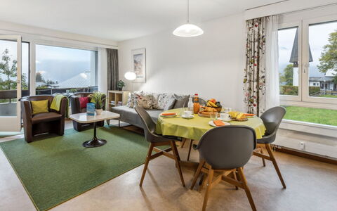 Residence Apt. 15: Bord, Møbel, Plante, Couch, Stol, Træ, Stue, Køkken & Spisebord, Vindue, Indretning