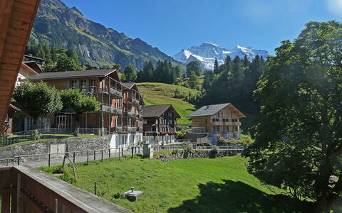 Roossihuus Apt.s: Bjergrige Landskabsformer, Bjerg, Bjerglandsby, Bjergkæde, Hill Station, Alps, Ejendom, Himmel, Hus, Stad