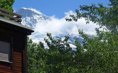 Alpina Apt. Ch: Himmel, Sky, Træ, Hus, Bjerg, Hill Station, Arkitektur, Bjergkæde, Alps, Tag