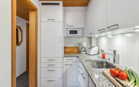 Schweizerhof Apt. S: Cabinetry, Countertop, Ejendom, Håndvask, Køkkenvask, Bygning, Tap, Køkken Apparat, Komfur, Køkken