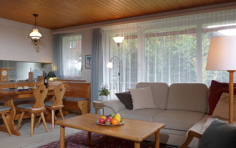 Zur Linde Apt.w: Værelse, Møbel, Indretning, Ejendom, Stue, Bygning, Bord, Etage, Loft, Hus