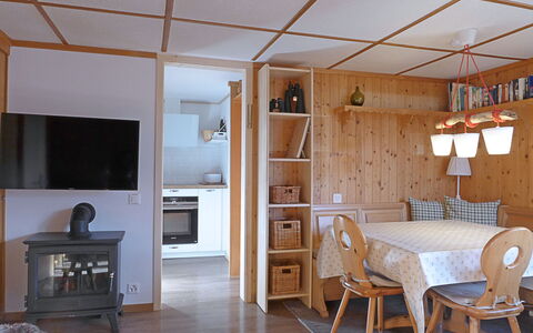 Zwärgli: Møbel, Bord, Ejendom, Bygning, Cabinetry, Stol, Træ, Indretning, Belysning, Køkken
