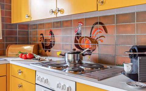 Arche: Countertop, Ejendom, Cabinetry, Køkken, Køkken Apparat, Komfur, Orange, Cooktop, Gaskomfur, Tap