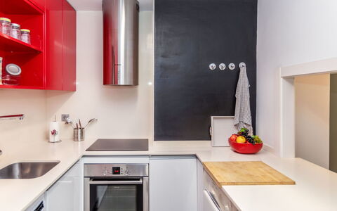Vila Olimpica Pamplona: Køkken Apparat, Køkken, Countertop, Større Bandage, Indretning, Væg, Cabinetry, Møbel, Husholdningsapparat, Gulvbelægning