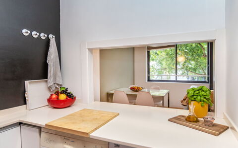 Vila Olimpica Pamplona: Køkken, Indretning, Countertop, Køkken Apparat, Større Bandage, Loft, Møbel, Gulvbelægning, Belysning, Cabinetry