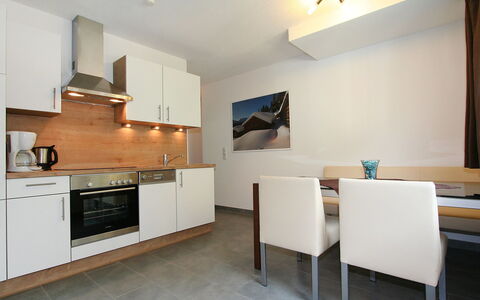 Collina: Værelse, Ejendom, Møbel, Indretning, Bygning, Etage, Køkken, Countertop, Cabinetry, Hus