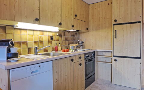 Central: Køkken, Countertop, Køkken Apparat, Større Bandage, Træ, Cabinetry, Indretning, Gulvbelægning, Møbel, Håndvask