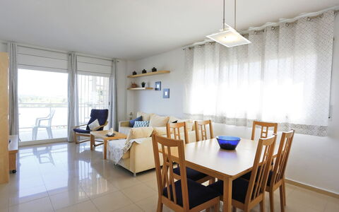 Nou Salou: Værelse, Ejendom, Møbel, Bygning, Indretning, Etage, Spisestue, Hus, Loft, Bord