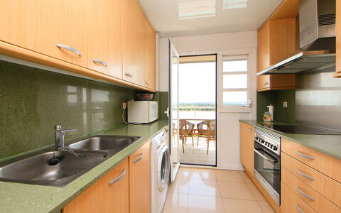Nou Salou: Cabinetry, Countertop, Køkkenvask, Håndvask, Møbel, Tap, Træ, Komfur, Køkken, Køkken Apparat
