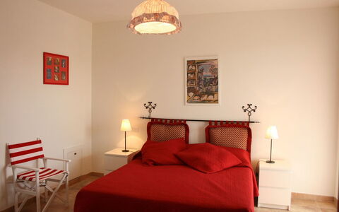 Casa Clementina: Soveværelse, Værelse, Møbel, Seng, Ejendom, Rød, Indretning, Sengetøj, Bed Frame, Sengetøj