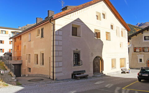 Chesa Chascharia 1: Bygning, Vindue, Himmel, Infrastruktur, Hus, Vejbelægning, Bil, Køretøj, Ejendom, Facade