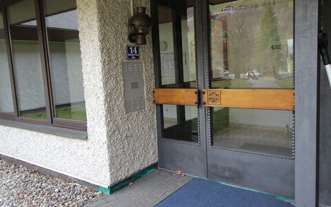 Bad Hofgastein 240: Bygning, Vindue, Dør, Træ, Gulvbelægning, Skygge, Glas, Gas, Kompositmateriale