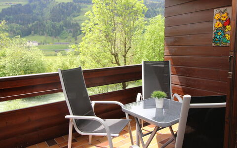Bad Hofgastein 240: Bord, Himmel, Møbel, Bordservice, Bygning, Indretning, Udendørs Møbler, Veranda, Skygge, Stol