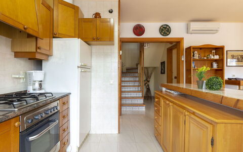 Nellyana: Ejendom, Værelse, Køkken, Cabinetry, Countertop, Gul, Bygning, Møbel, Ejendom, Hus