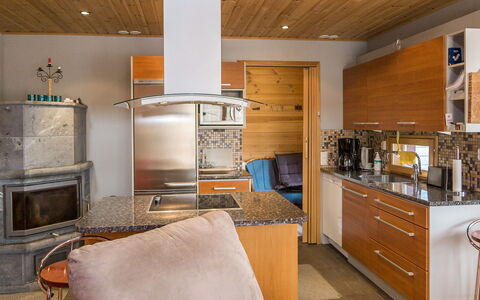 Syvärinkulta B: Møbel, Køkken, Indretning, Countertop, Gulvbelægning, Køkken Apparat, Træ, Loft, Cabinetry, Stol