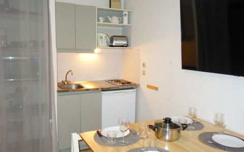 Saint Gervais 172: Countertop, Cabinetry, Møbel, Håndvask, Tap, Bordservice, Bord, Køkken, Træ, Komfur