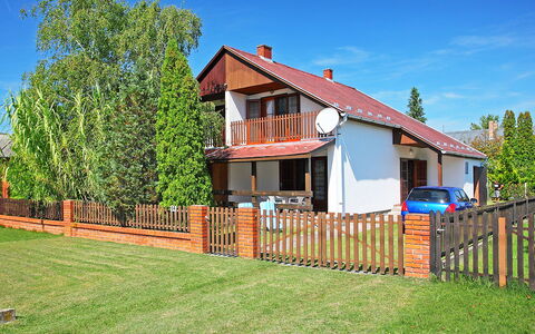 Betula: Himmel, Plante, Vindue, Bygning, Hegn, Træ, Træ, Land Lot, Hus, Sommerhus