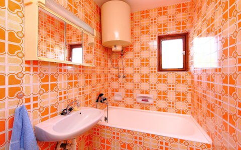 Betula: Orange, Badeværelse, Værelse, Ejendom, Indretning, Væg, Flise, Arkitektur, Bygning, Etage