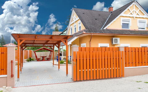 Balatonkeresztur 725: Sky, Himmel, Bygning, Vindue, Hus, Træ, Arkitektur, Land Lot, Hegn, Boligområde