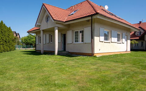 Mały Dworek: Bygning, Vindue, Hus, Tag, Hjem, Boligområde, Sommerhus, Dør, Lawn, Estate