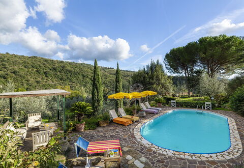 Bigiolo a Melazzano: Vand, Sky, Plante, Himmel, Ejendom, Svømmepøl, Natur, Stol, Træ, Udendørs Møbler