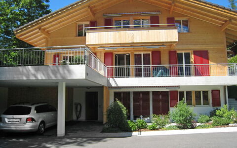 Chalet Almisgässli: Plante, Bygning, Ejendom, Himmel, Vindue, Køretøj, Hjul, Bil
