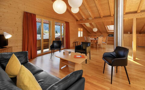 Chalet Almisgässli: Indretning, Møbel, Træ, Loft, Gulvbelægning, Etage, Værelse, Orange, Stol, Stue