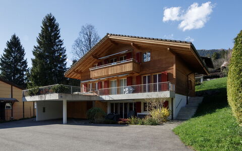 Chalet Almisgässli: Hus, Tag, Hjem, Arkitektur, Sommerhus, Estate, Veranda, Stuehus, Landscaping, Have