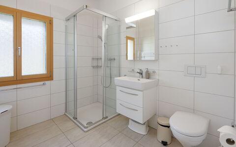 Chalet Almisgässli: Gulvbelægning, Indretning, Sanitærarmatur, Etage, Badeværelse, Badeværelsesvask, Håndvask, Loft, Tap, Værelse