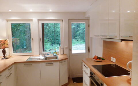 Leubach: Værelse, Countertop, Ejendom, Møbel, Håndvask, Cabinetry, Køkken, Indretning, Bygning, Loft