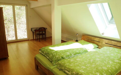 Leubach: Soveværelse, Seng, Værelse, Møbel, Ejendom, Sengetøj, Bed Frame, Madras, Sengetøj, Indretning