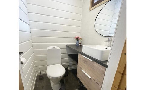 Aurinkoranta: Gulvbelægning, Toiletbræt, Etage, Toilet, Badeværelsesskab, Sanitærarmatur, Indretning, Badeværelse, Vvs, Håndvask