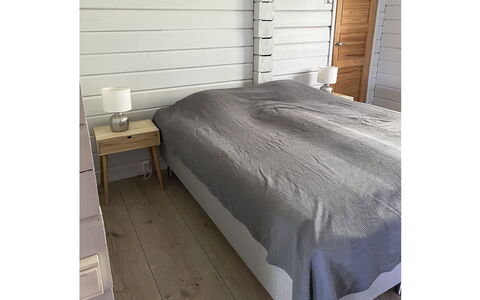 Aurinkoranta: Træ, Gulvbelægning, Etage, Soveværelse, Møbel, Sengetøj, Sengetøj, Trægulve, Bed Frame, Seng