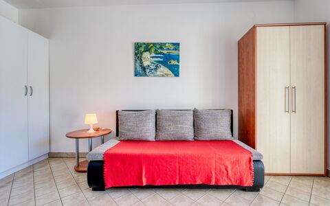 Krk Pinezići 100: Indretning, Gulvbelægning, Etage, Møbel, Værelse, Lejlighed, Soveværelse, Seng, Loft, Bed Frame