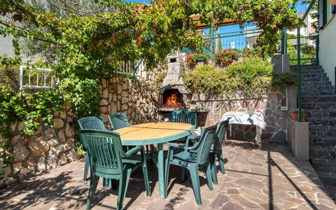 Krk Pinezići 100: Bord, Møbel, Plante, Ejendom, Stol, Himmel, Bygning, Azure, Udendørs Bord, Udendørs Møbler