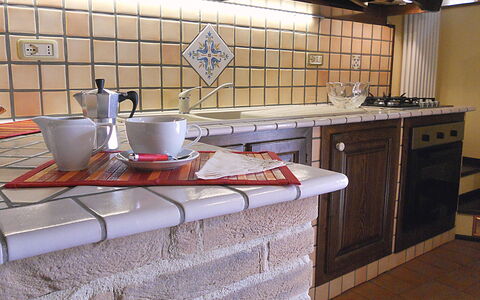 Casa Stefy: Countertop, Køkken, Værelse, Flise, Ejendom, Møbel, Cabinetry, Etage, Indretning, Gulvbelægning
