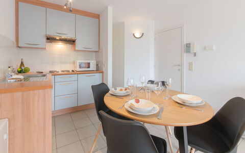 Tivoli 37 with Parking: Bord, Møbel, Ejendom, Cabinetry, Stol, Træ, Countertop, Indretning, Gulvbelægning, Etage