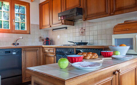 Bivak: Countertop, Cabinetry, Ejendom, Køkkenvask, Køkken Apparat, Køkken, Bordservice, Komfur, Træ, Indretning